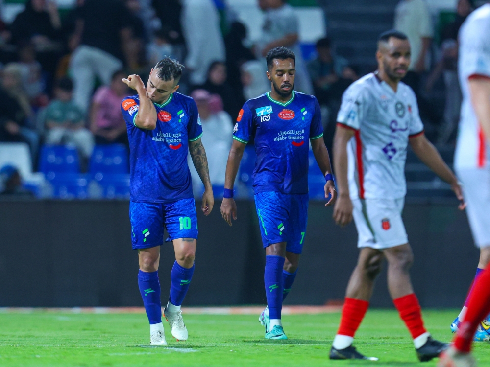 الرياض يخطف تعادلًا قاتلًا أمام الفتح بهدفين لمثلهما