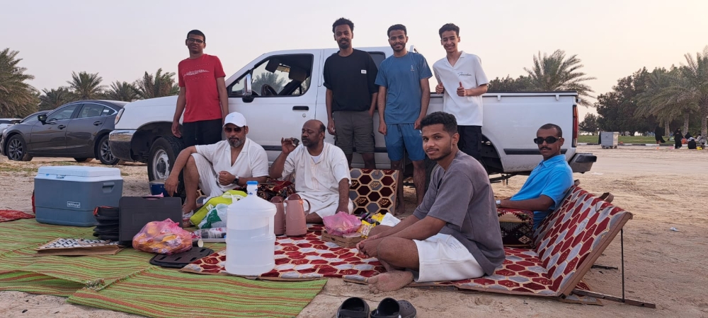 شاطئ العقير.. وجهة سياحية جاذبة تشهد إقبالاً كبيراً من العائلات