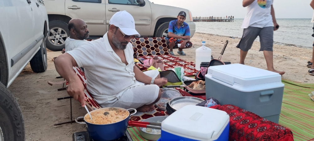 شاطئ العقير.. وجهة سياحية جاذبة تشهد إقبالاً كبيراً من العائلات