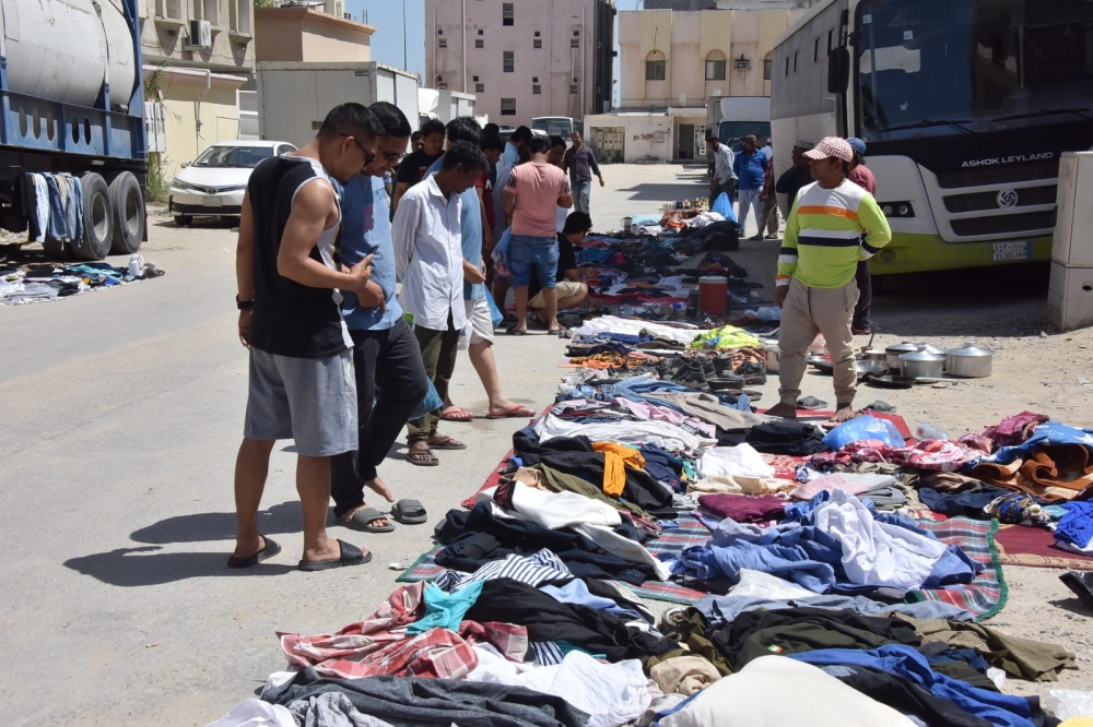 سوق عشوائية للعمالة الوافدة في 