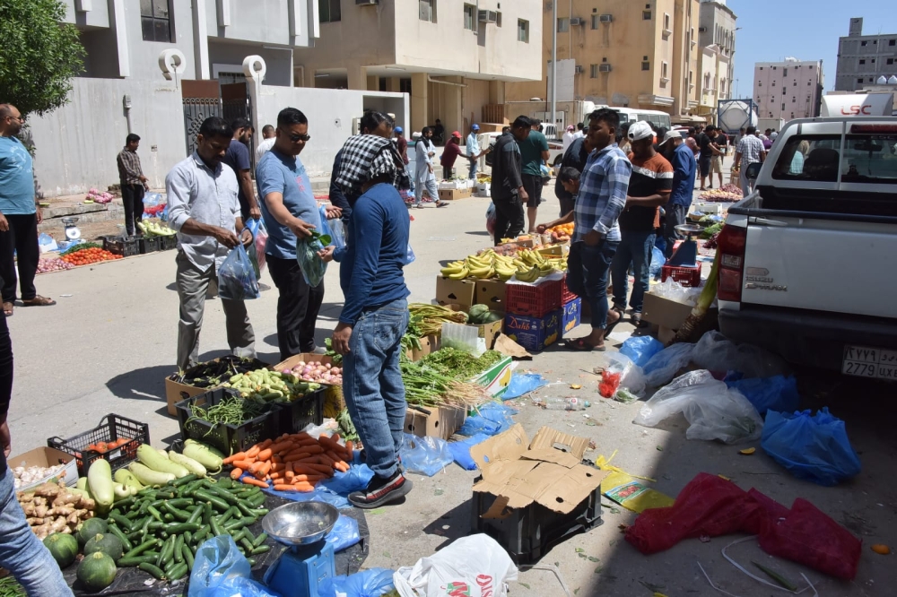 سوق عشوائية للعمالة الوافدة في 
