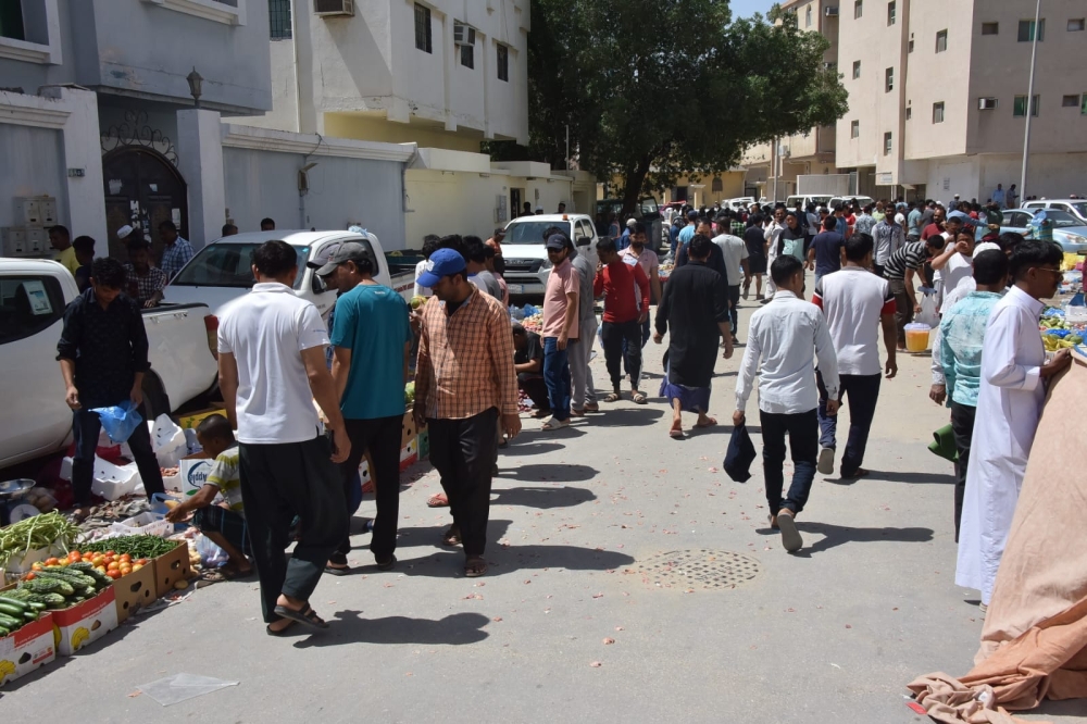 سوق عشوائية للعمالة الوافدة في 