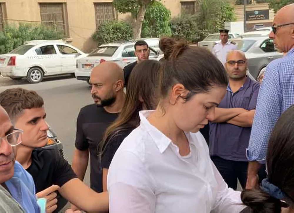 أثناء جنازة والدة يسرا اللوزي