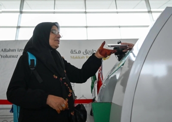 طريق مكة تستقبل الحجاج بالترحيب والتهنئة باللغة التركية - واس