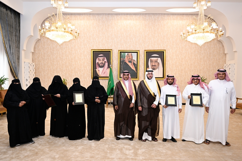 محافظ الطائف يكرم عدد من الطلاب الموهوبين

