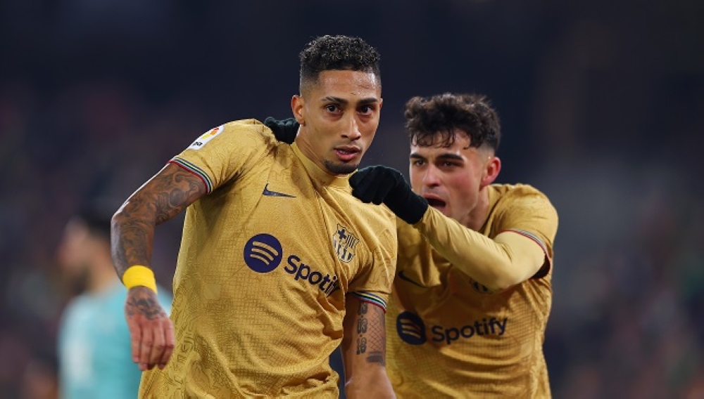 عرض جديد لنجم برشلونة من دوري روشن