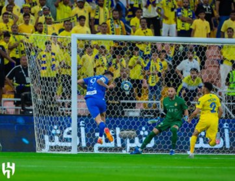 ميتروفيتش يمنح الأفضلية لـ الهلال في الشوط الأول أمام النصر