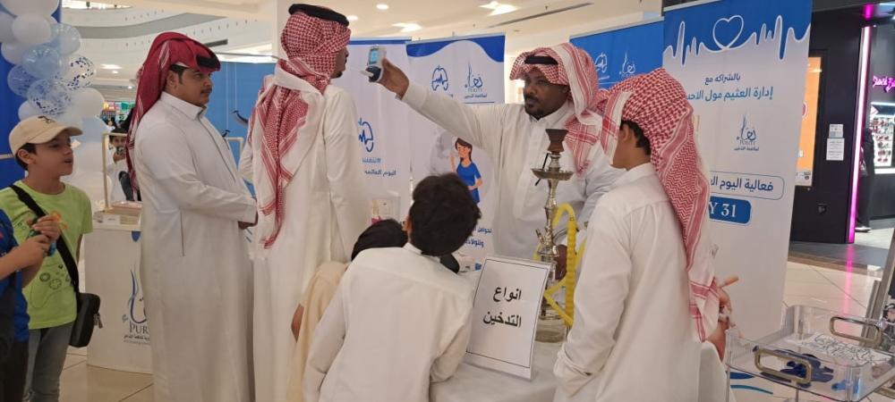 رئتان حقيقيتان تكشفان تأثير التدخين المدمر في معرض بالأحساء