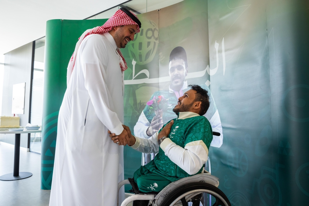 بن جلوي يلتقي بالنجم البارالمبي عبدالرحمن القرشي 