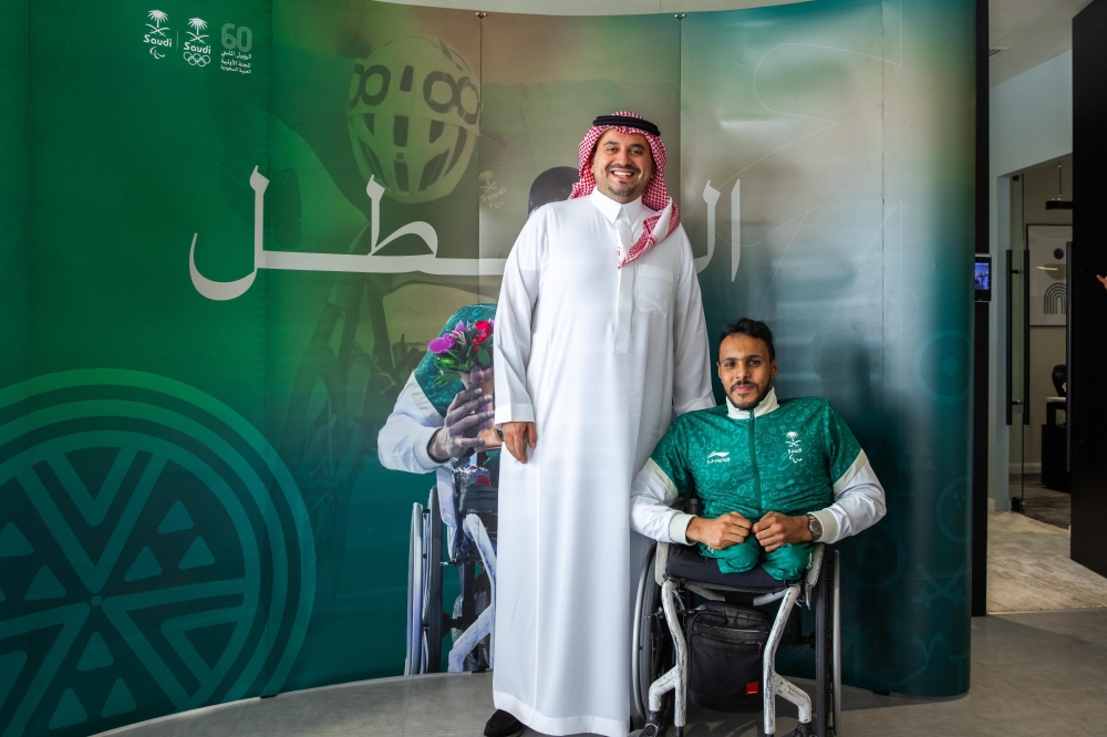 بن جلوي يلتقي بالنجم البارالمبي عبدالرحمن القرشي 