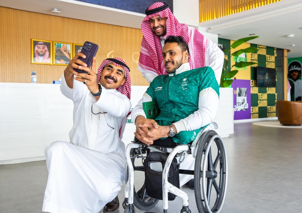 بن جلوي يلتقي بالنجم البارالمبي عبدالرحمن القرشي 