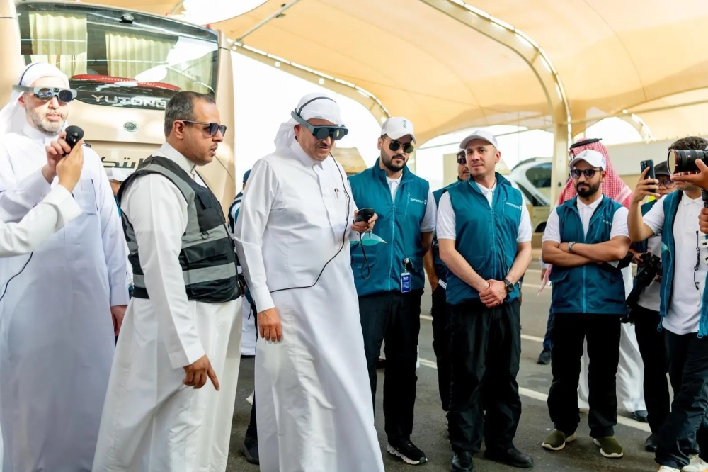 الجاسر خلال تدشينه مجموعة من التقنيات الحديثة لخدمة حجاج بيت الله الحرام - واس