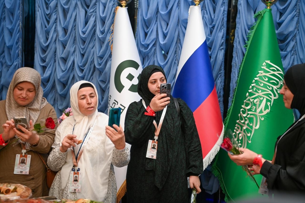 بالصور.. استقبال الفوج الأول من حجاج روسيا بالورود والهدايا