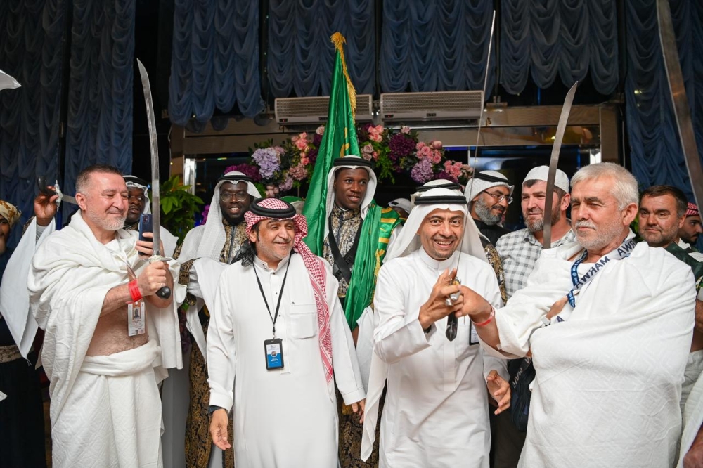 بالصور.. استقبال الفوج الأول من حجاج روسيا بالورود والهدايا