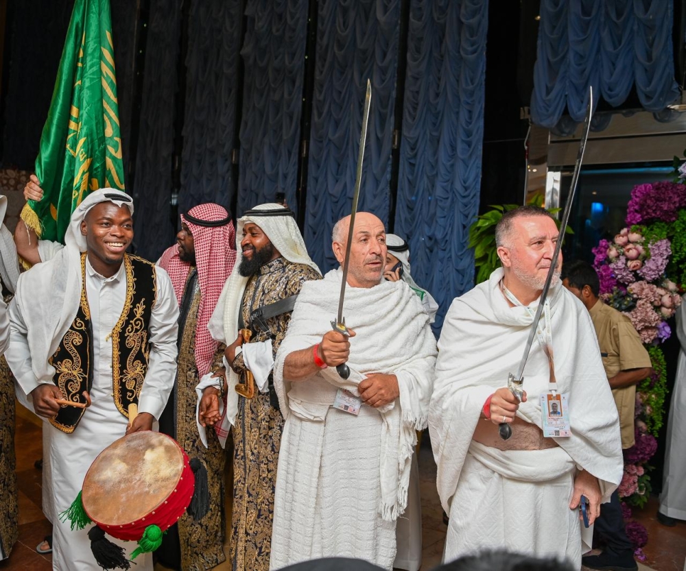 بالصور.. استقبال الفوج الأول من حجاج روسيا بالورود والهدايا