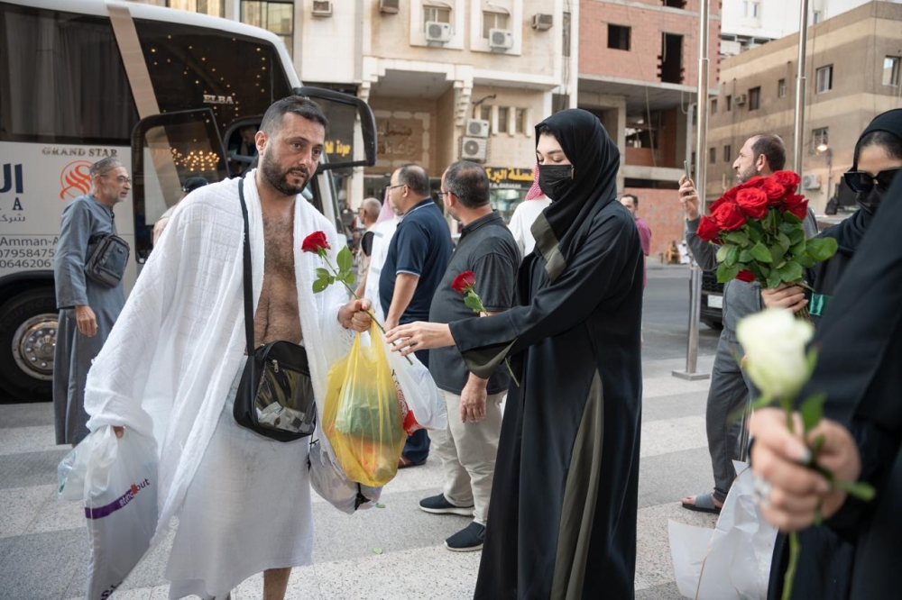 استقبال الفوج الأول من حجاج فلسطين بالورود وزمزم