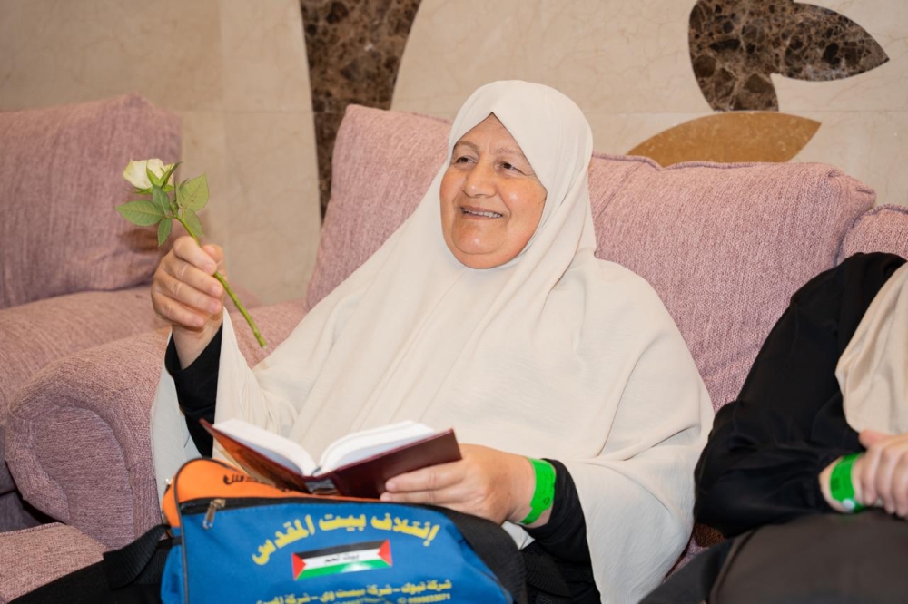استقبال الفوج الأول من حجاج فلسطين بالورود وزمزم