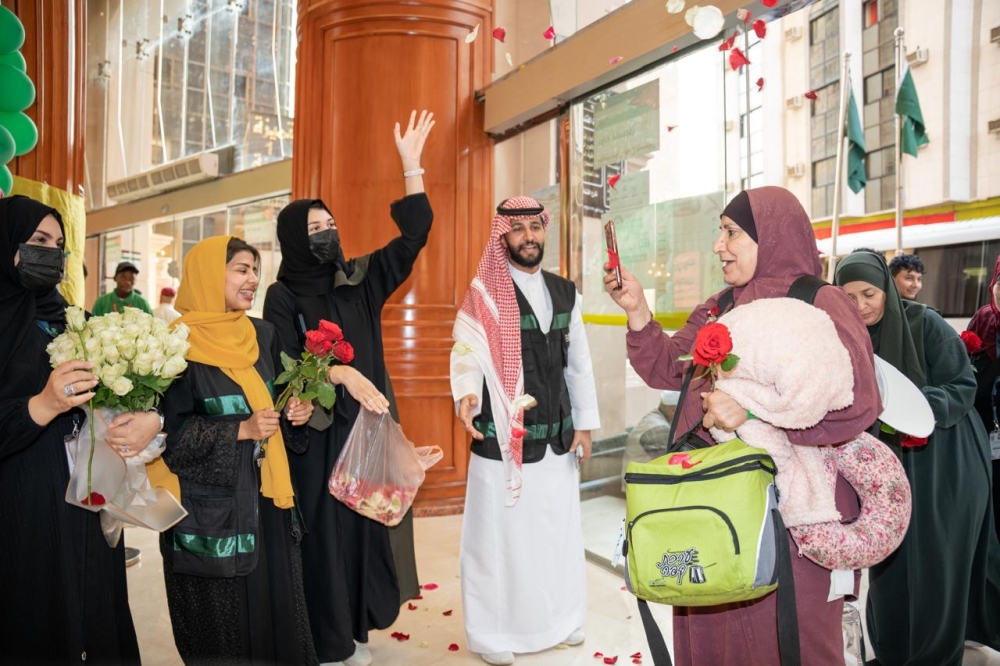 استقبال الفوج الأول من حجاج فلسطين بالورود وزمزم