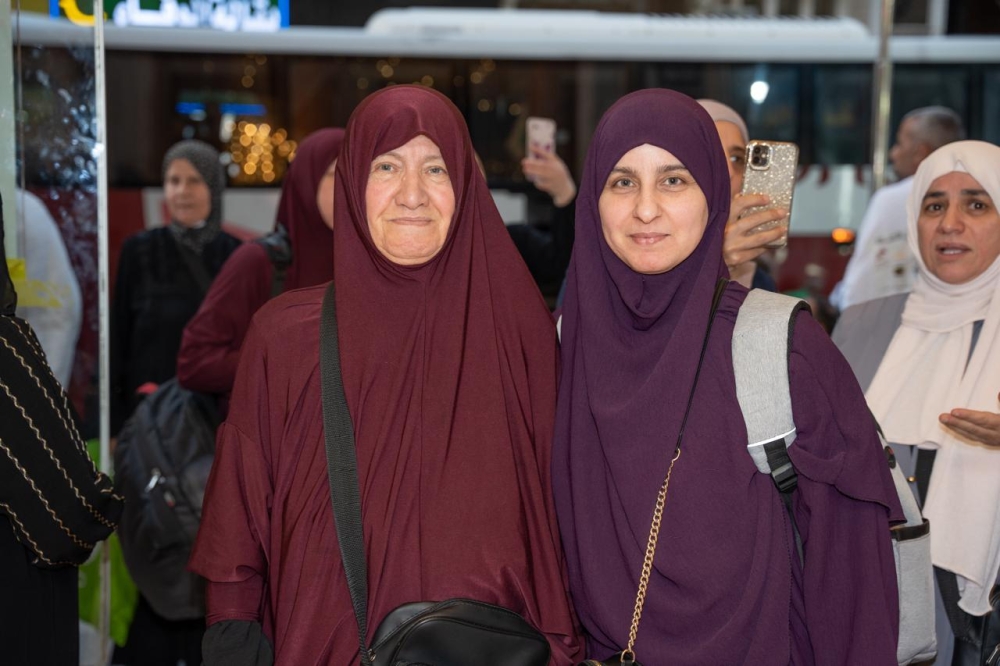 استقبال الفوج الأول من حجاج فلسطين بالورود وزمزم