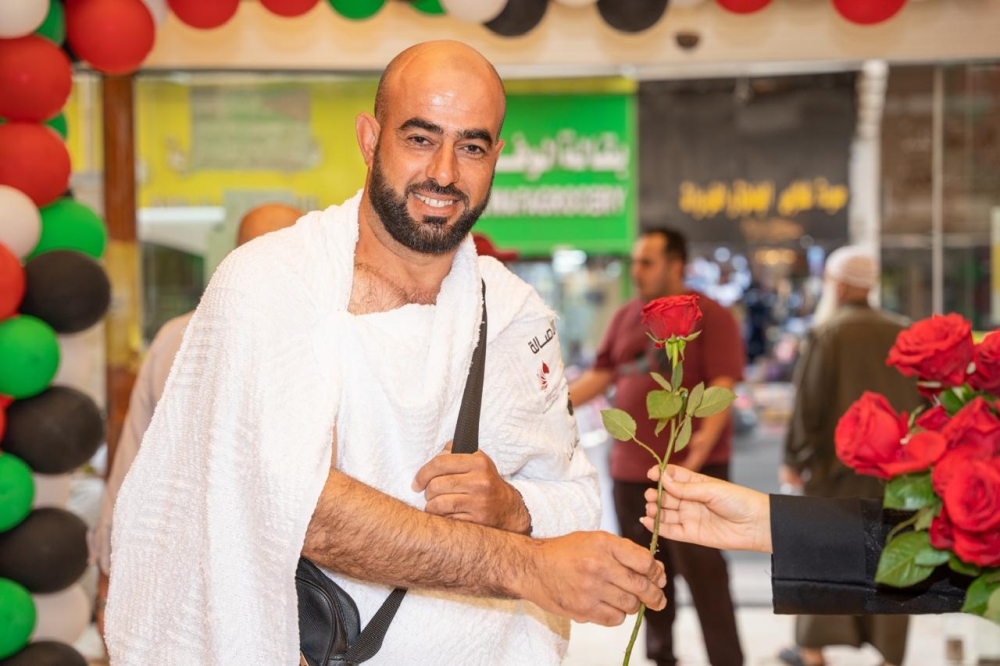استقبال الفوج الأول من حجاج فلسطين بالورود وزمزم