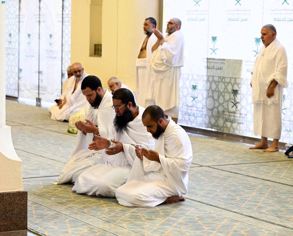 شاهد | توافد الحجاج على ميقات ذي الحليفة في طريقهم إلى مكة المكرمة