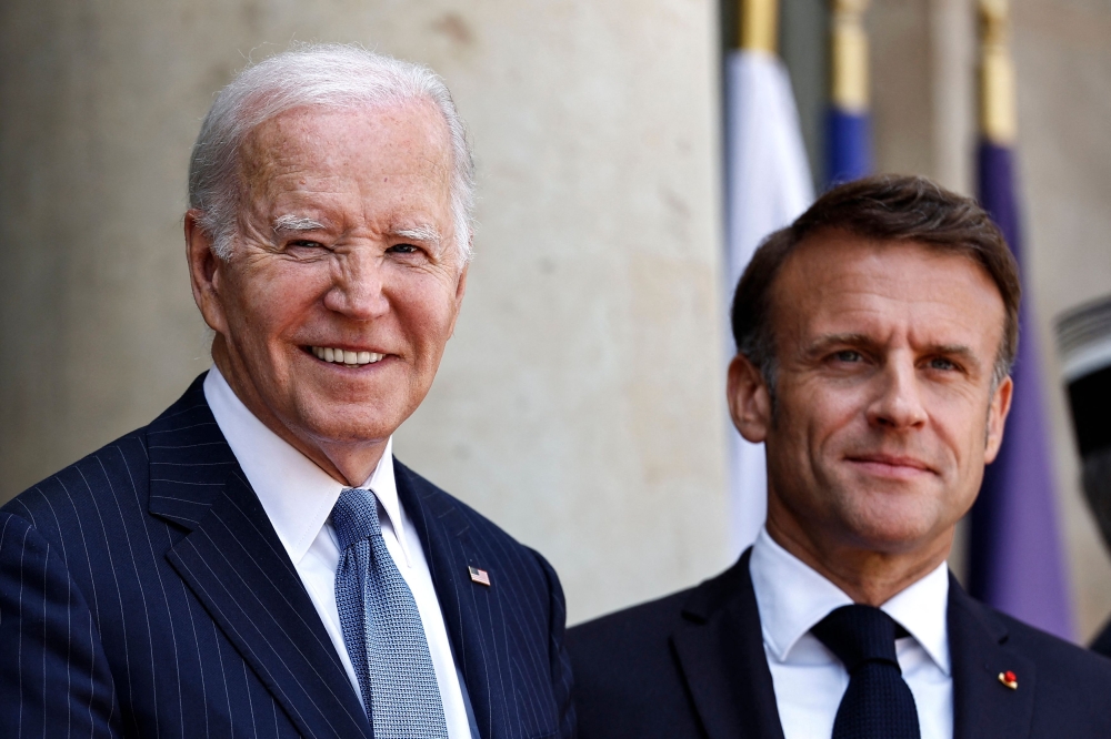 ماكرون يستقبل بايدن عند قوس النصر - واس