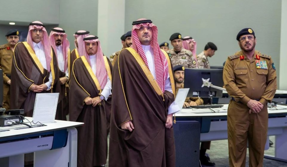 وزير الداخلية يتابع سير العمل في مركز القيادة للدفاع المدني بمشعر منى