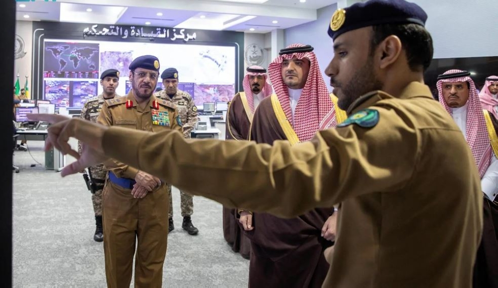 وزير الداخلية يتابع سير العمل في مركز القيادة للدفاع المدني بمشعر منى