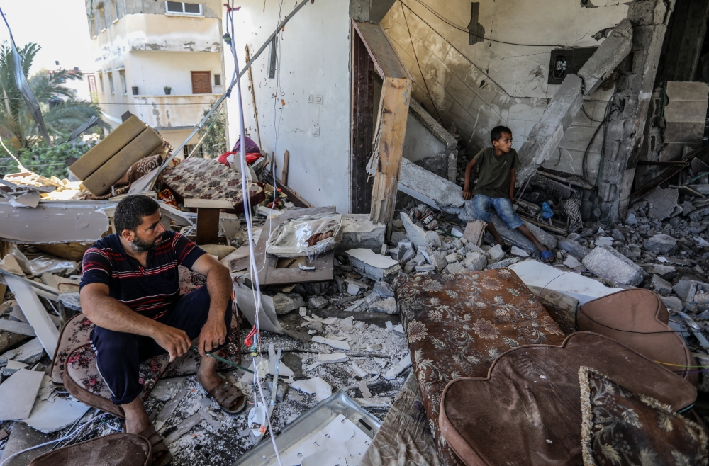 استشهاد 5 فلسطينيين في قصف للاحتلال وسط قطاع غزة - رويترز