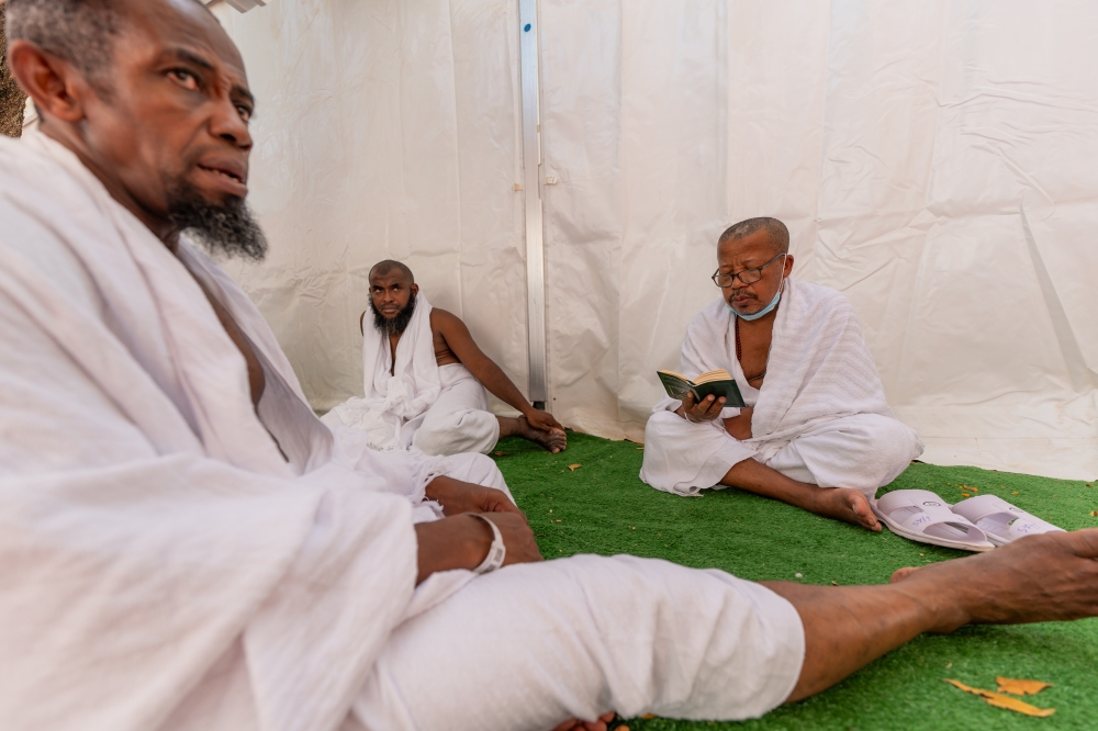 شاهد.. ضيوف خادم الحرمين يستقرون في مشعر عرفات لأداء ركن الحج الأعظم