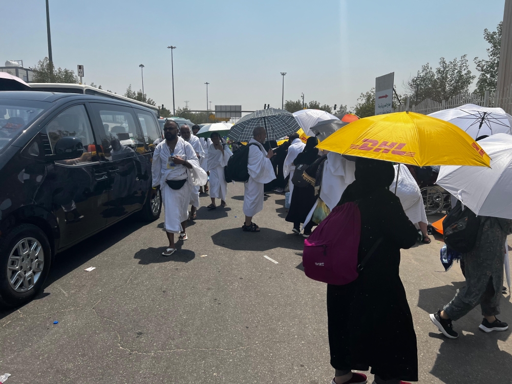 فيديو.. ضيوف الرحمن يقفون على صعيد عرفات