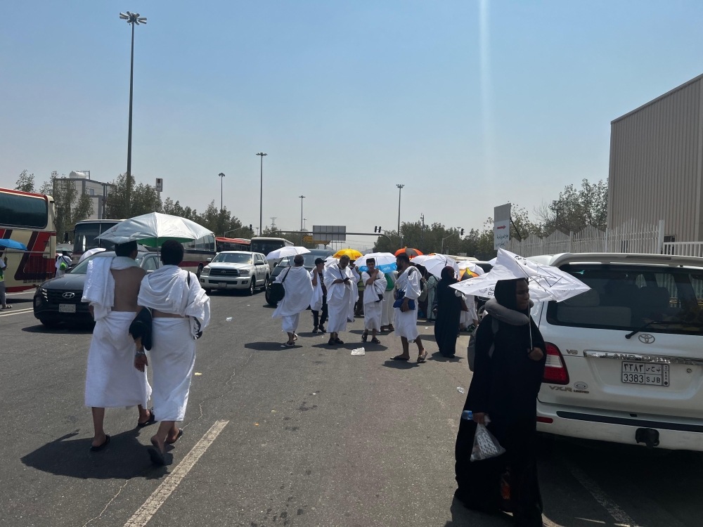 فيديو.. ضيوف الرحمن يقفون على صعيد عرفات