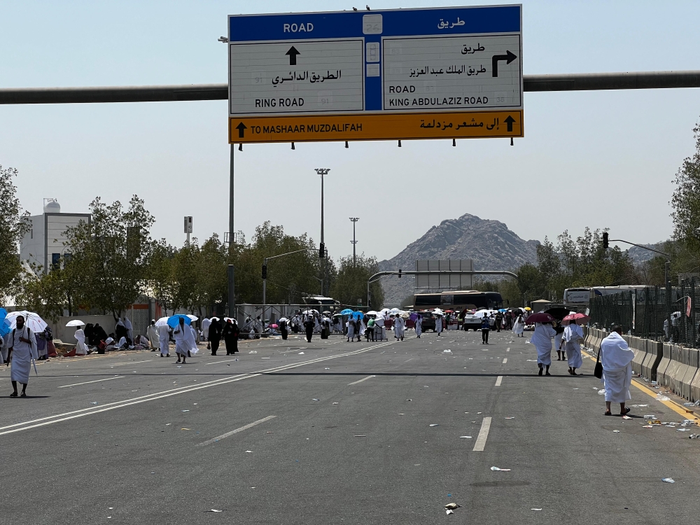 فيديو.. ضيوف الرحمن يقفون على صعيد عرفات
