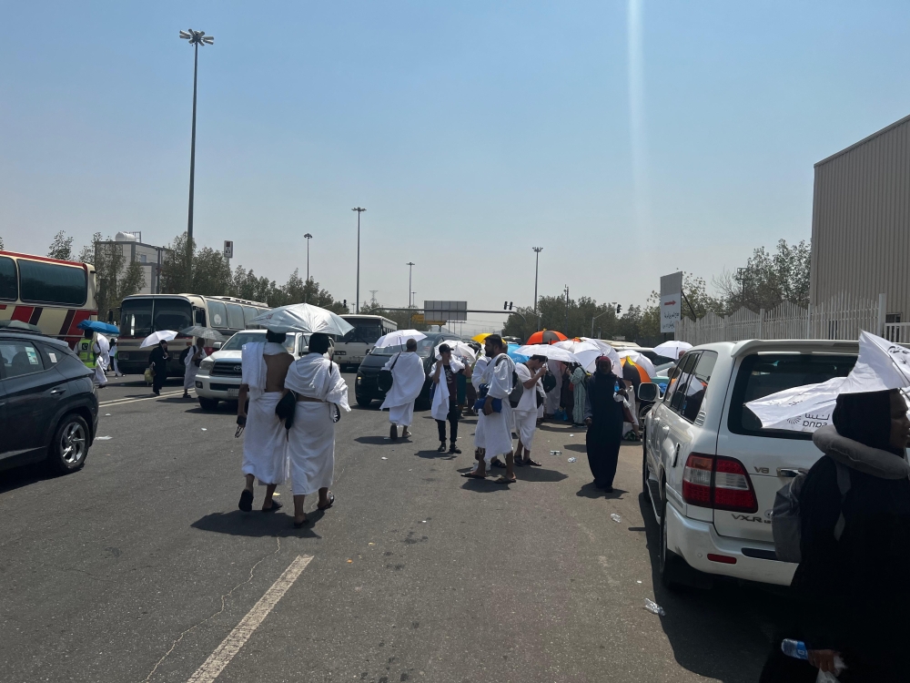 فيديو.. ضيوف الرحمن يقفون على صعيد عرفات