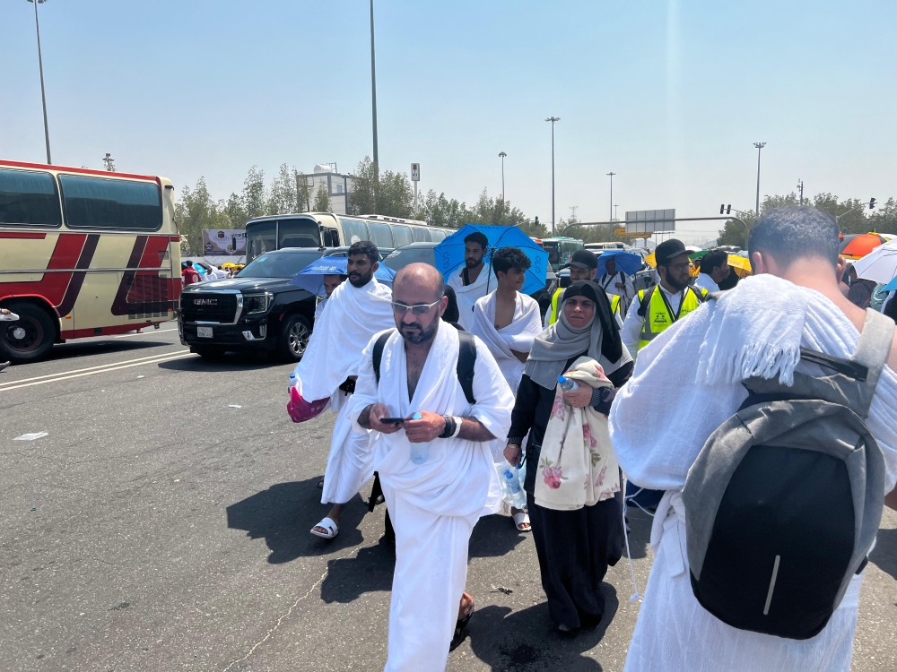 فيديو.. ضيوف الرحمن يقفون على صعيد عرفات