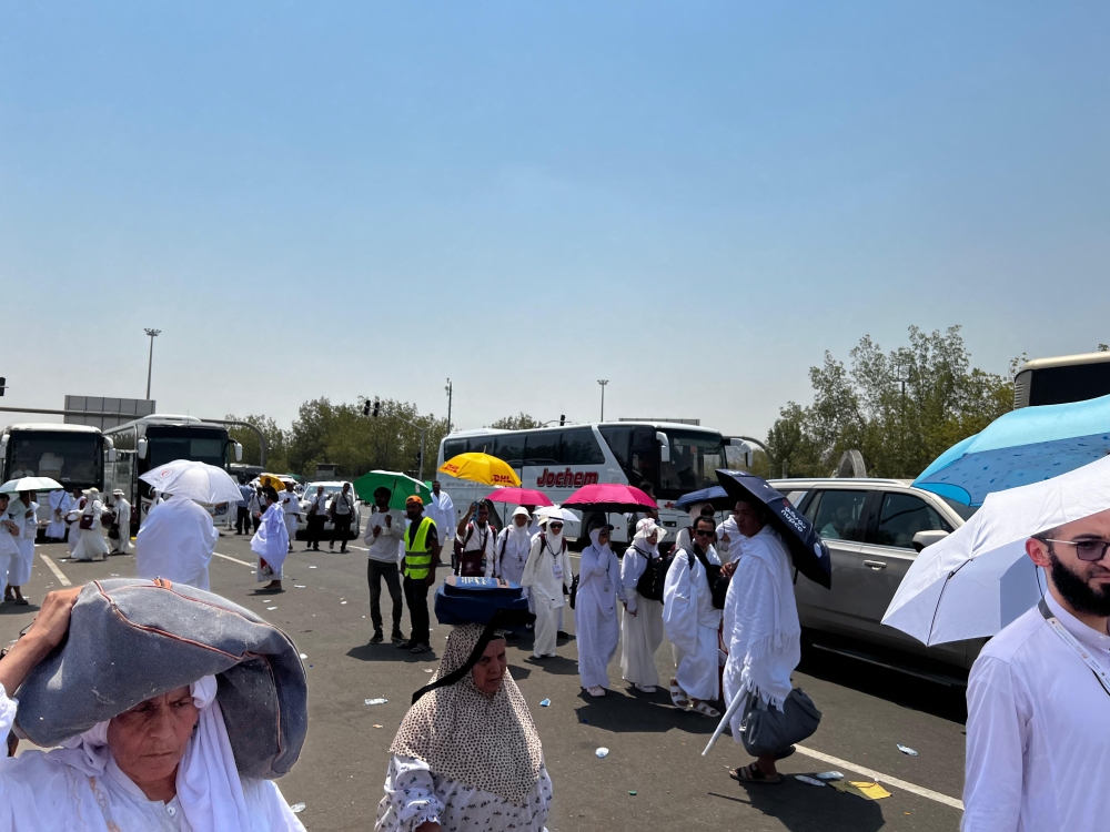 فيديو.. ضيوف الرحمن يقفون على صعيد عرفات