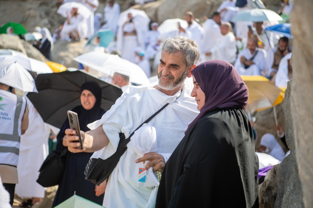 ضيوف الرحمن يقفون على صعيد عرفات