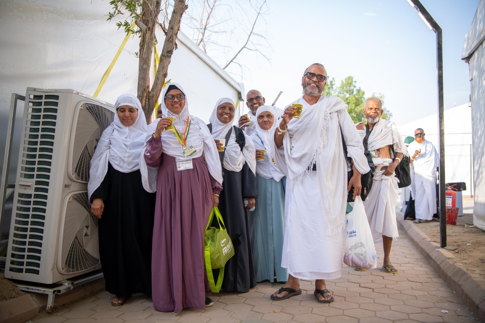 ضيوف الرحمن يقفون على صعيد عرفات