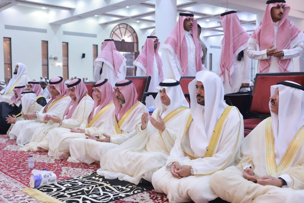 محافظ الأحساء يؤم المصلين