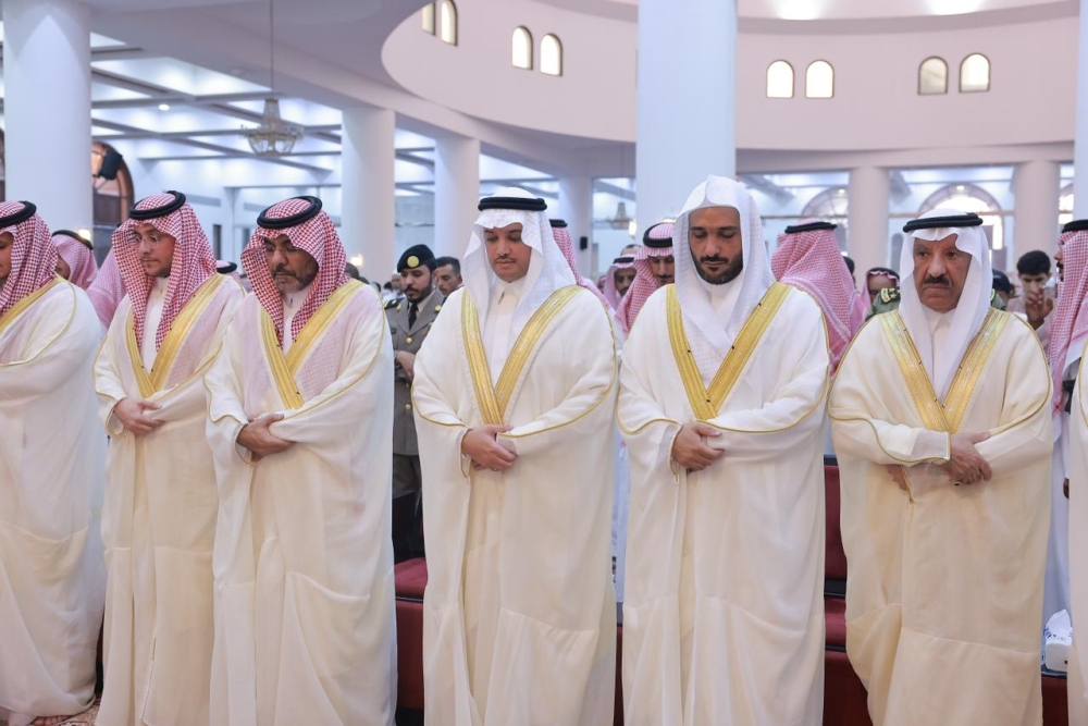 محافظ الأحساء يؤم المصلين