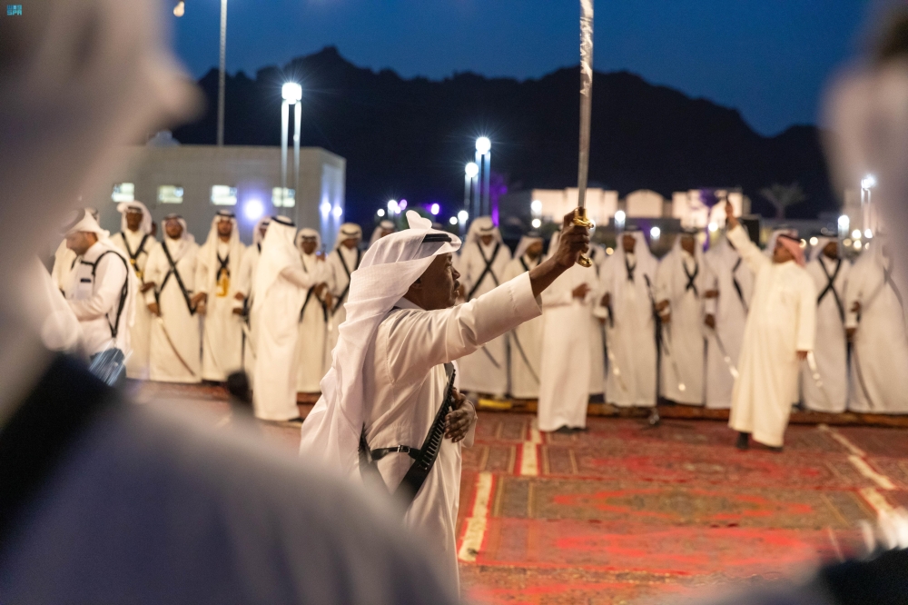 شاهد| الإرث الحضاري.. العرضة السعودية تصدح طرباً بجبال أجا في حائل
