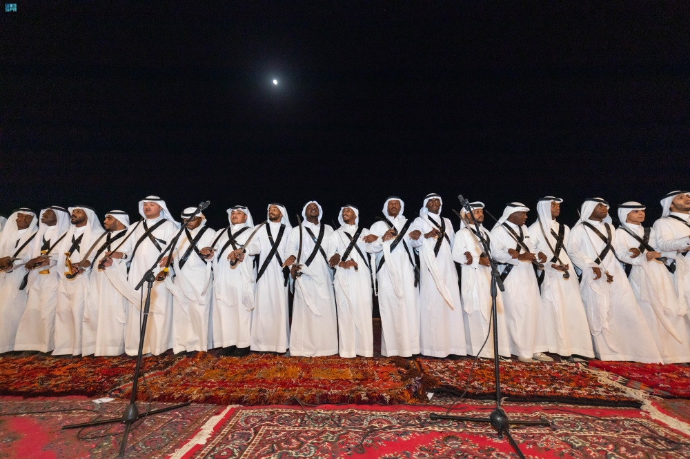 شاهد| الإرث الحضاري.. العرضة السعودية تصدح طرباً بجبال أجا في حائل