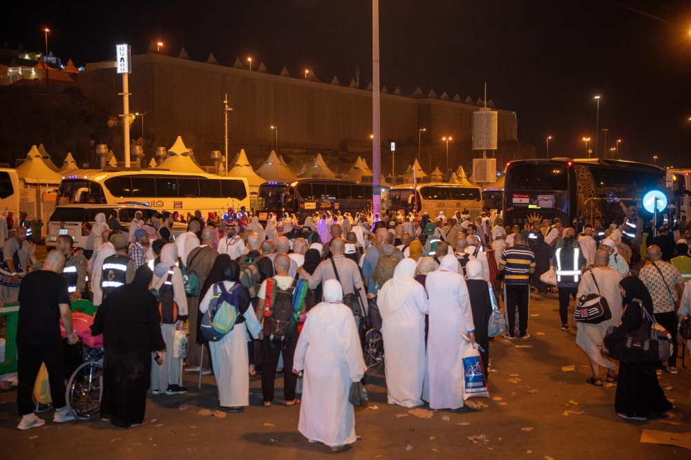 مطوفي الدول العربية تفوج نصف حجاجها يوم 13
