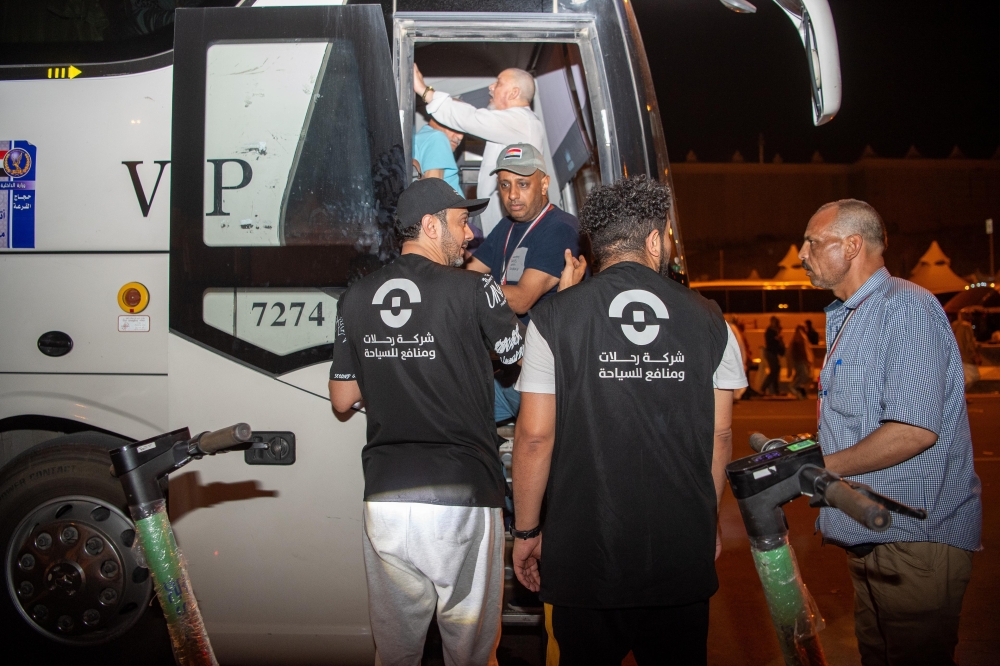 اليوم.. مطوفي الدول العربية تفوج نصف حجاجها