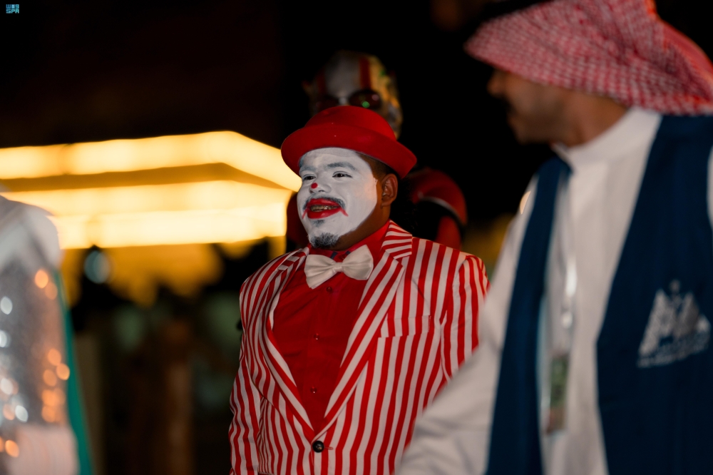 شاهد| العروض الفلكلورية تجذب 30 ألف زائر في منتزه السلام بحائل