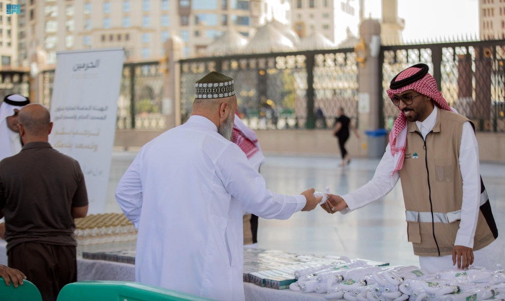 استقبال ضيوف الرحمن بالهدايا في المسجد النبوي - واس