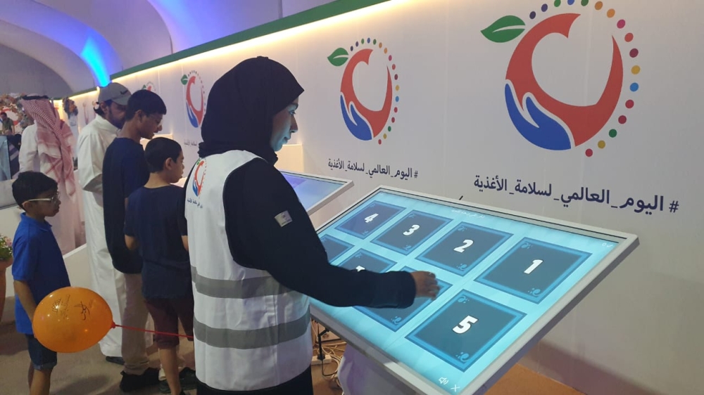 صور| فتاتان تبتكران ألعابًا تفاعلية للتوعية بسلامة الغذاء في القطيف