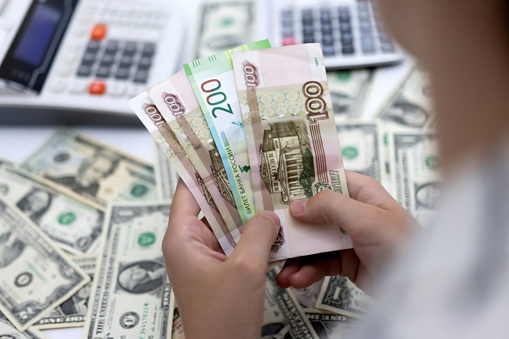 'المركزي الروسي' يواصل خفض سعر الروبل أمام العملات الرئيسية