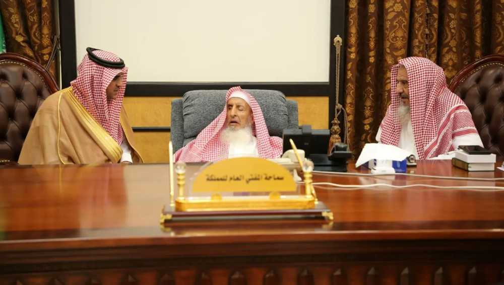 سماحة المفتي يستقبل في مكتبه المدير العام للتعليم بالطائف