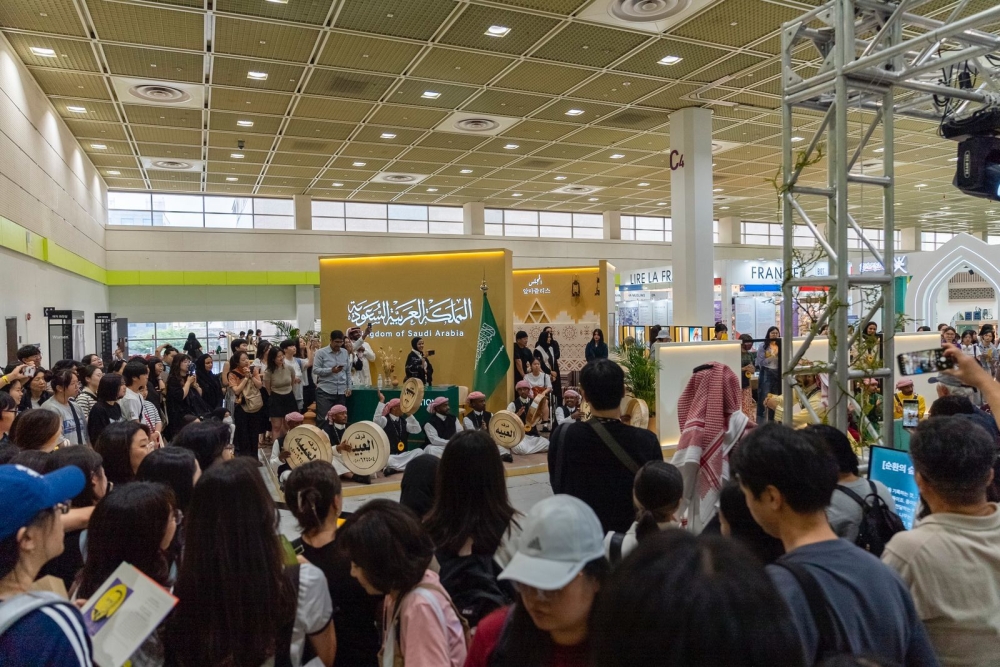 العرضة السعودية تجذب الزوار بمعرض سيئول الدولي للكتاب
